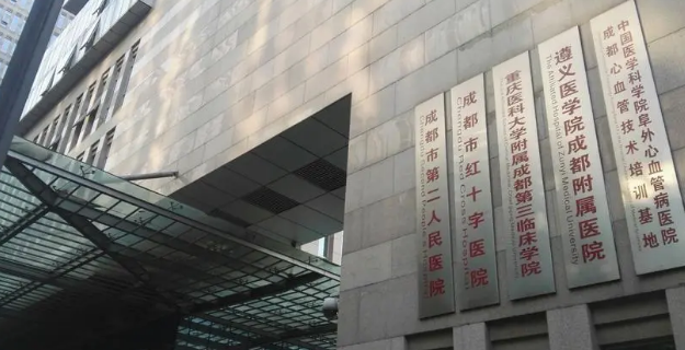 成都市第二醫(yī)院醫(yī)療美容科怎么樣？假體隆鼻案例分享，附價格表